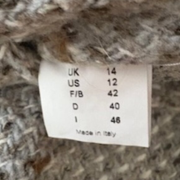 Fringed buttoned cape coat. - Picture 5 of 7